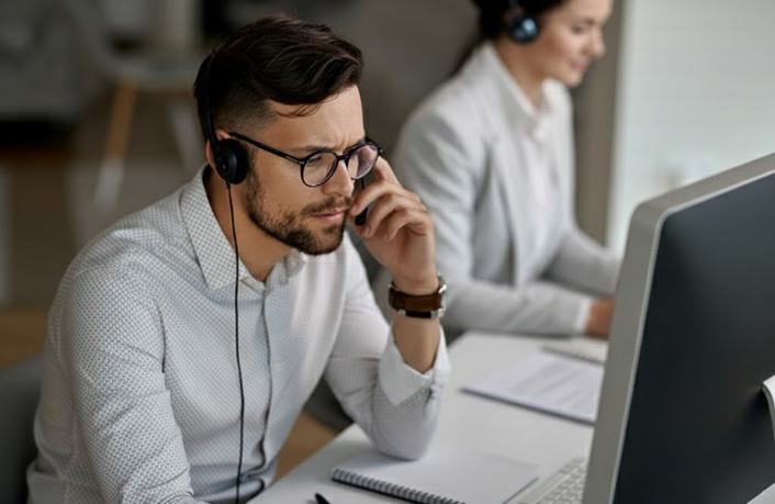 мужчина отвечает на звонок